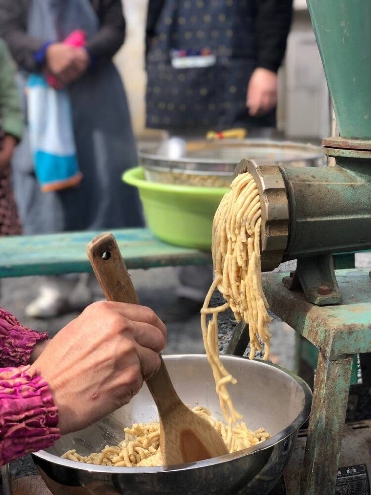 大豆をつぶす作業